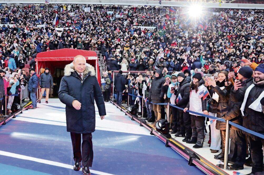 El presidente ruso, Vladimir Putin, al llegar al mitin en el estadio Luzhnikí. Busca la reelección en los comicios del próximo día 18. (MIKHAIL KLIMENTYEV. EFE)
