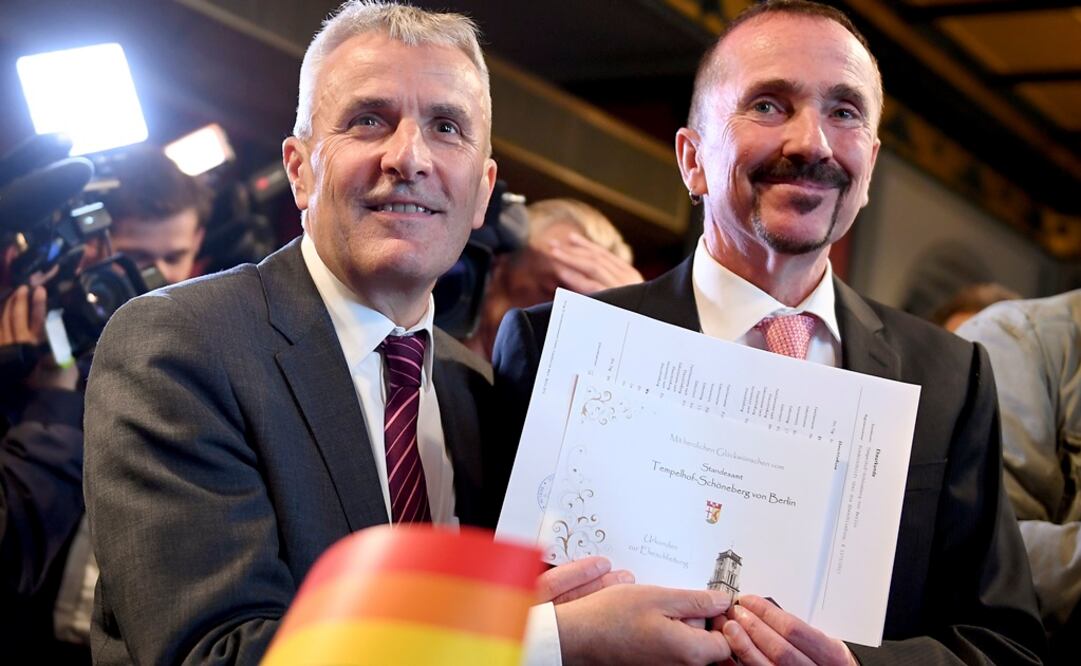 Karl Kreile, derecha, y Bodo Mende muestran el documento de su matrimonio en Berlín (Foto: AP)