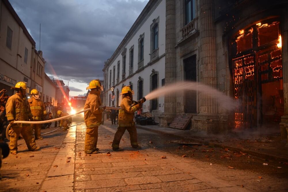 Presuntos “porros” y estudiantes de la Facultad de Derecho y Ciencias Sociales de la Universidad Autónoma “Benito Juárez” de Oaxaca se enfrentaron a pedradas y cohetones, además quemaron la puerta de un edificio histórico. Foto: Archivo/EL UNIVERSAL