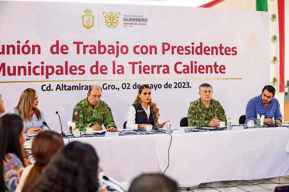 La gobernadora Evelyn Salgado (centro) escuchó las necesidades de los ediles. Foto: Especial