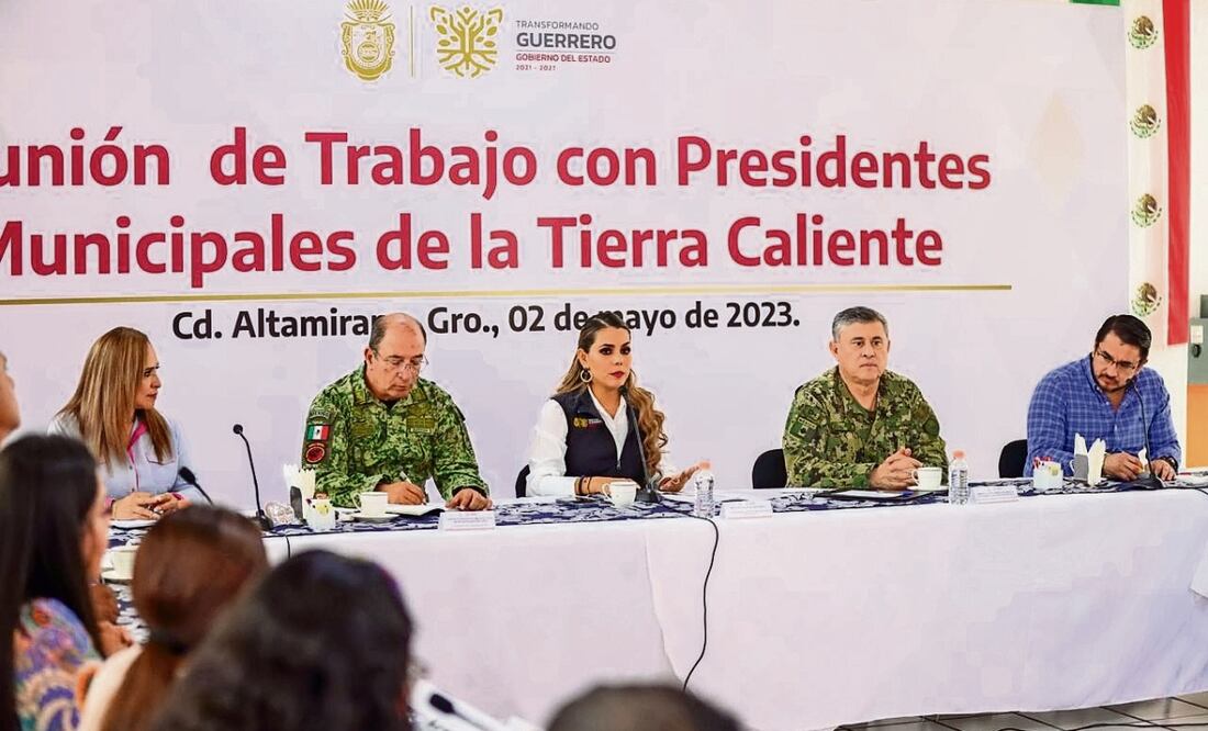 La gobernadora Evelyn Salgado (centro) escuchó las necesidades de los ediles. Foto: Especial