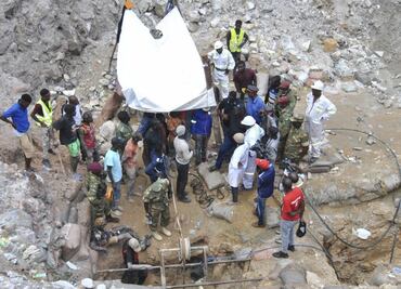 Rescatan a hombre que estuvo atrapado por casi una semana en una mina de Zambia