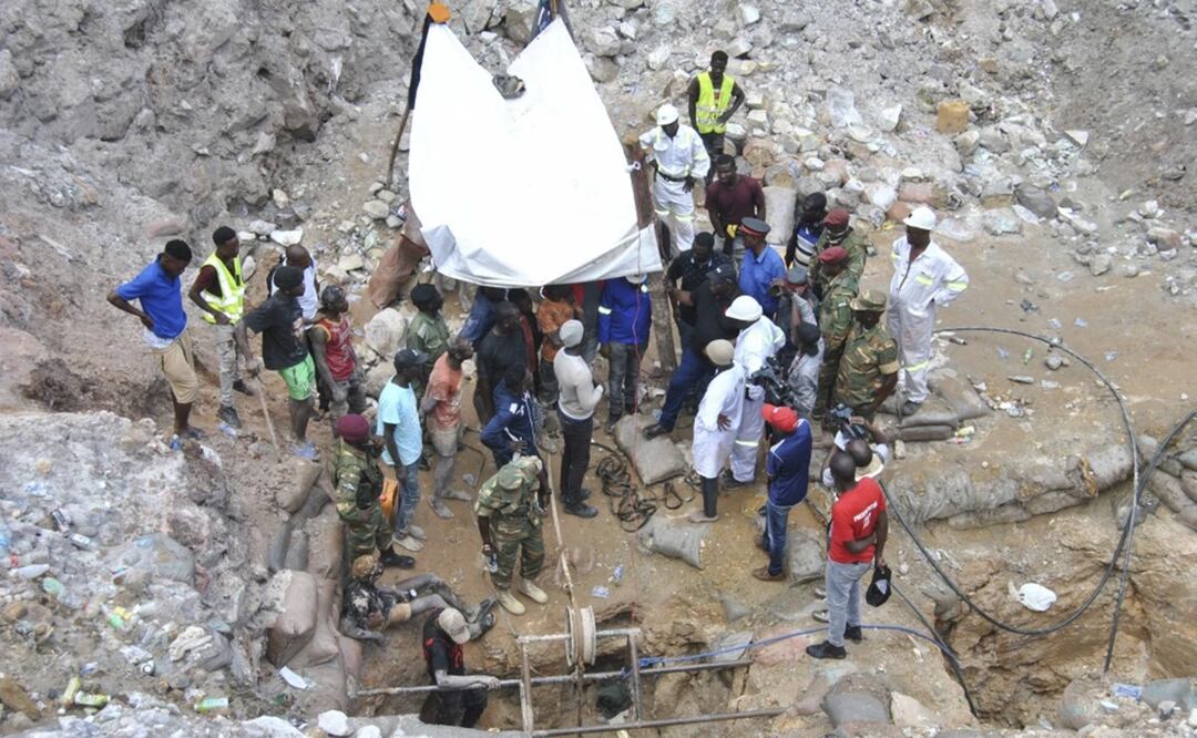 Mineros y autoridades se ven en la operación de rescate en una mina el domingo 3 de diciembre de 2023 en Chingola, unos 400 kilómetros (248 millas) al norte de la capital, Lusaka, en Zambia. Foto: AP