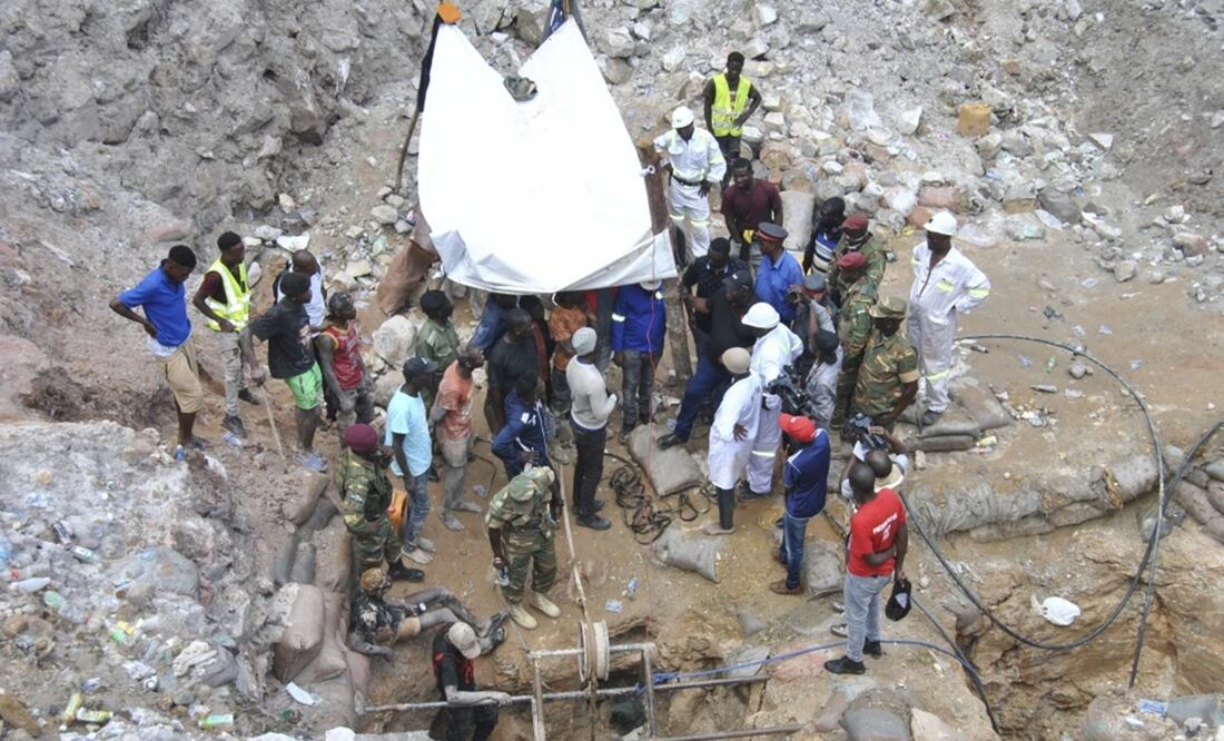 Mineros y autoridades se ven en la operación de rescate en una mina el domingo 3 de diciembre de 2023 en Chingola, unos 400 kilómetros (248 millas) al norte de la capital, Lusaka, en Zambia. Foto: AP