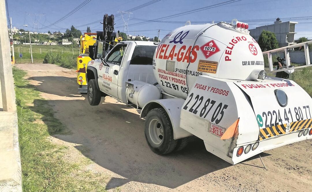 Las pipas estaban en un predio localizado a 2.5 kilómetros del sitio donde explotó un ducto de Pemex en San Pablo Xochimehuacan. Foto: Omar Contreras. EL UNIVERSAL