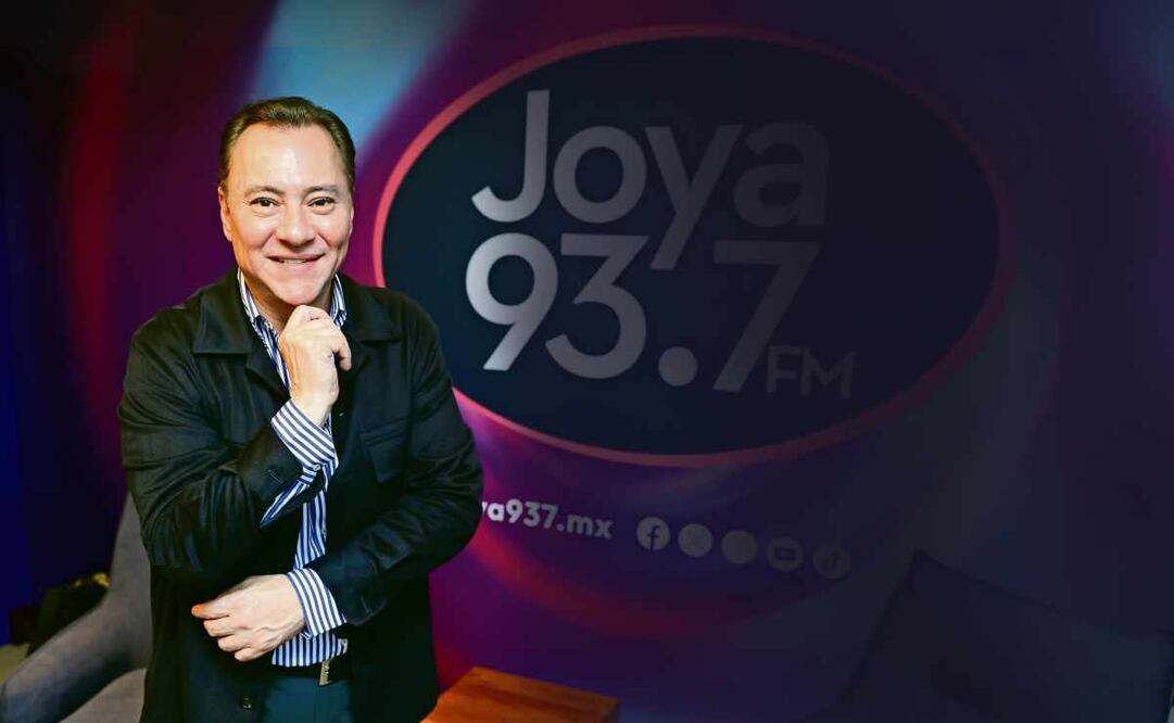 Entrevista con el locutor Mariano Osorio sobre su trayectoria en la radio en las instalaciones de radio centro ubicadas en avenida constituyentes número 1154. Foto: Fernanda Rojas/ EL UNIVERSAL