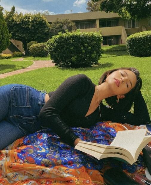 El look más natural de Ángela Aguilar sin maquillaje y jeans rotos