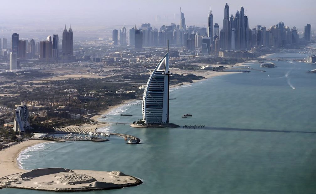 El hotel Burj Al Arab es uno de los mejores ejemplos. Inaugurado oficialmente el 1 de diciembre de 1999, su forma está inspirada en un barco de vela, y fue construido sobre una isla artificial para evitar que su sombra cubriera la playa. (Foto: AP)
