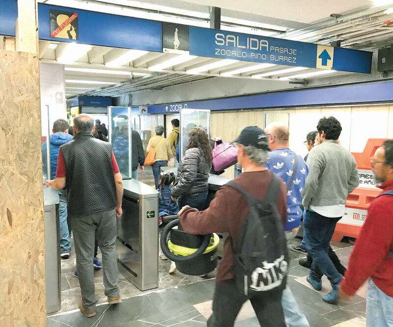 Anuncio. El Metro informó que el acceso sur de la estación Zócalo estará cerrado hasta el 31 de diciembre. Foto/EDUARDO HERNÁNDEZ. EL UNIVERSAL