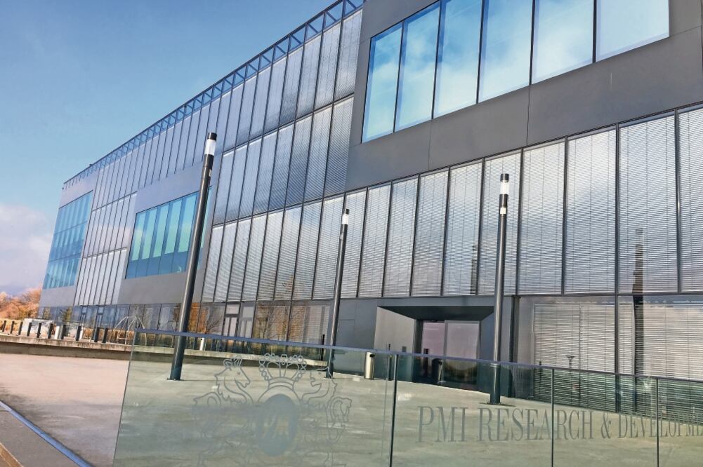 La empresa Philip Morris International (izq.) creó el dispositivo Heat no Burn (der.), del que se discuten sus beneficios en comparación con el cigarro tradicional (MIGUEL PALLARES. EL UNIVERSAL)