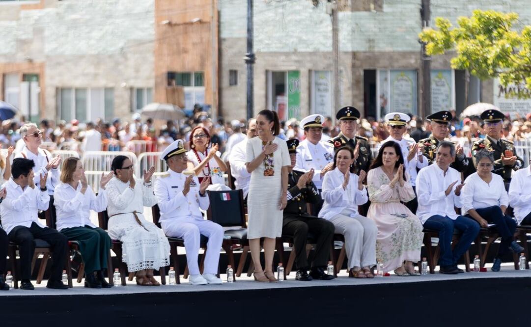 La presidenta Claudia Sheinbaum Pardo encabeza el 204 aniversario del nacimiento de la Armada de México, en el Puerto de Veracruz. Foto: Hugo Salvador / EL UNIVERSAL