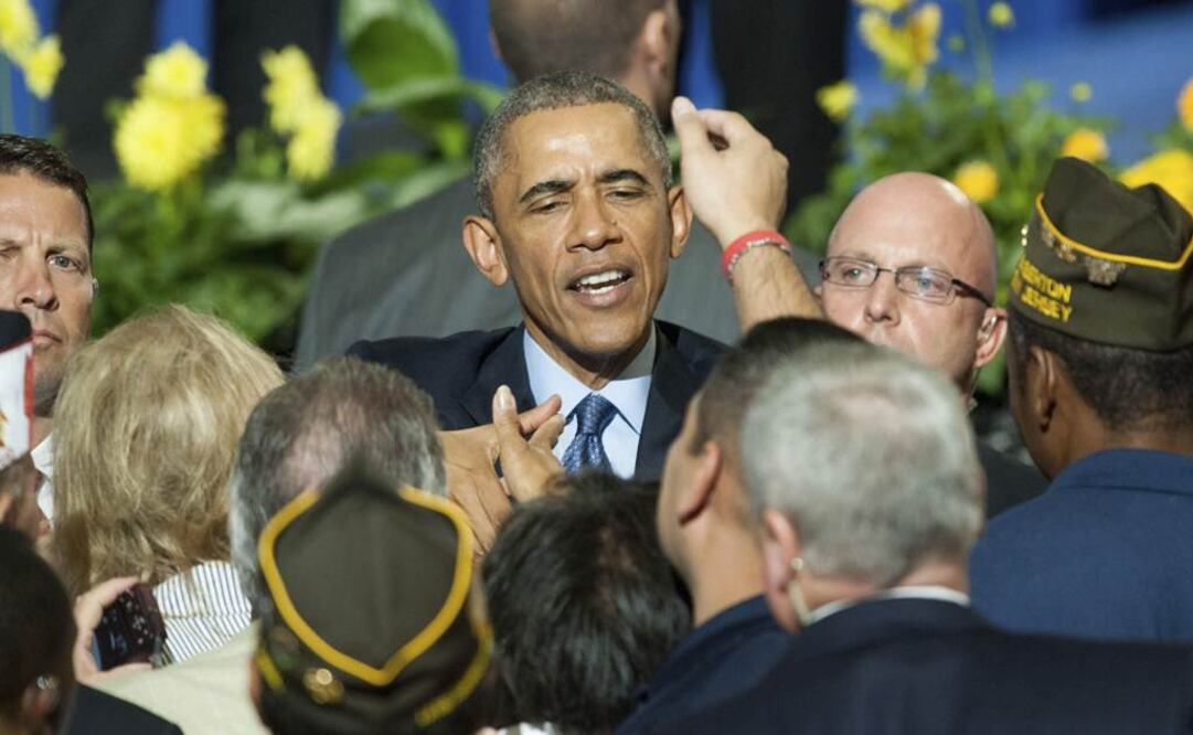 El mandatario estadounidense, Barack Obama, saluda a algunos ex combatientes durante la Convención Nacional de Veteranos de Guerra realizada en Pittsburgh, Pennsylvania, ayer (JUSTIN BERL. EFE)