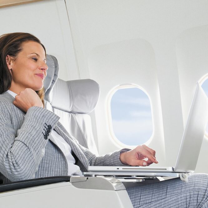 SES Americom aseguró que el servicio de internet sólo se ofrece dentro de un avión con matrícula extranjera, por lo que no se comercializará. ARCHIVO EL UNIVERSAL