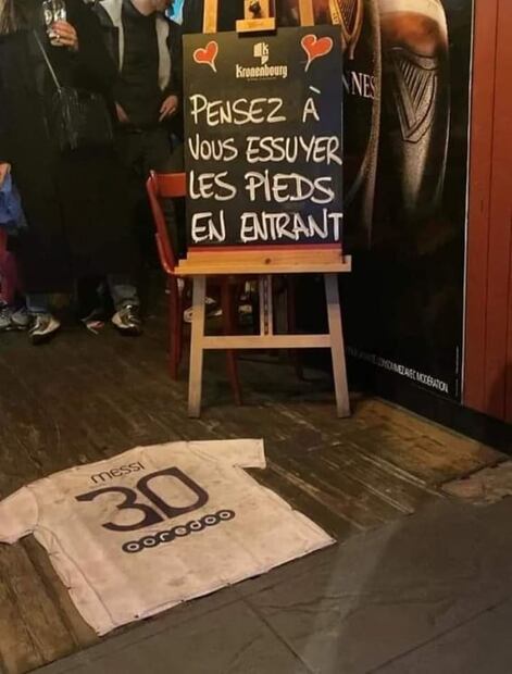 En Francia usan camiseta de Messi para limpiarse los pies