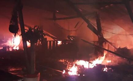 Incendio consume locales de la Central de Abasto en Ixtapaluca