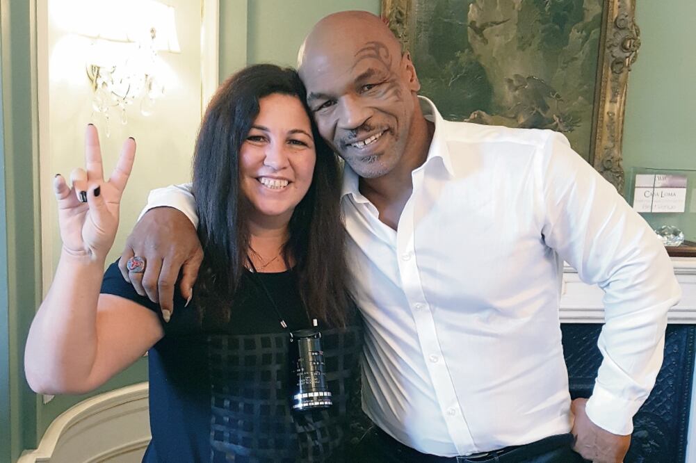 La directora y el ex boxeador. (CARLOS MEJÍA. EL UNIVERSAL)