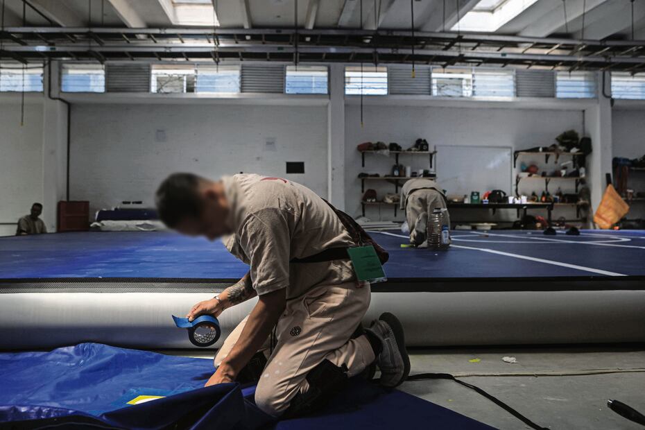El trabajo que se lleva a cabo en el Reclusorio Norte trasciende fronteras, ya que es exportado a Estados Unidos, explicó la gerente de Airtrak México. Foto: Gabriel Pano / El Universal