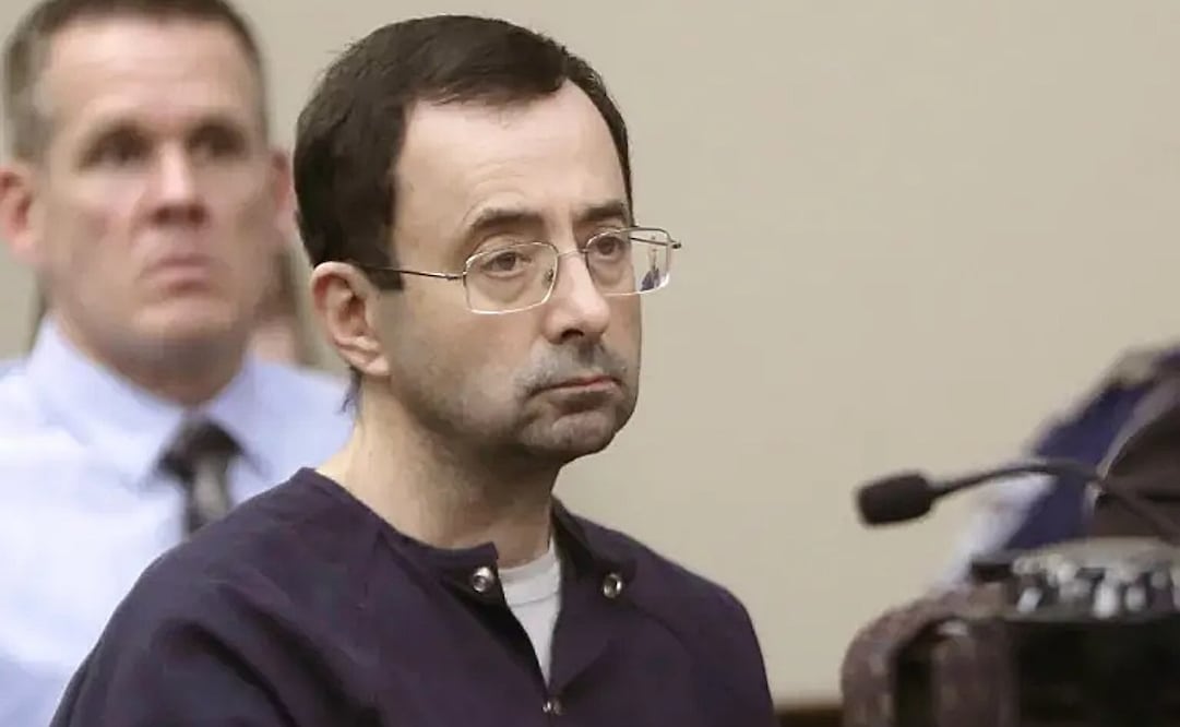 Larry Nassar, exmédico de USA Gymnastics y miembro del equipo de medicina deportiva de la Universidad Estatal de Michigan, se sienta en el tribunal durante su audiencia de sentencia en Lansing, Michigan. Foto: AP