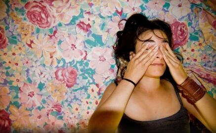 Estos son los riesgos para la salud de frotarse los ojos