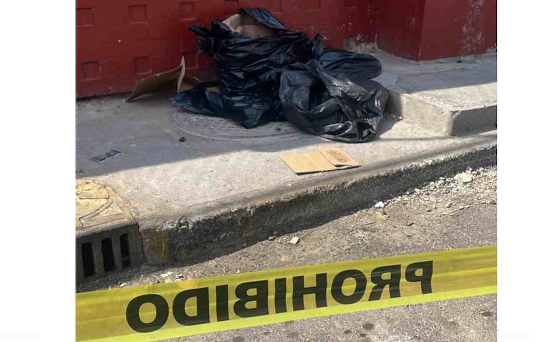 Un hombre que iba sobre la 3a. Cerrada 1 en la colonia Industrial encontró dos bolsas negras con aroma fétido, al acercarse se percató que en su interior había manchas hemáticas. Foto: Especial