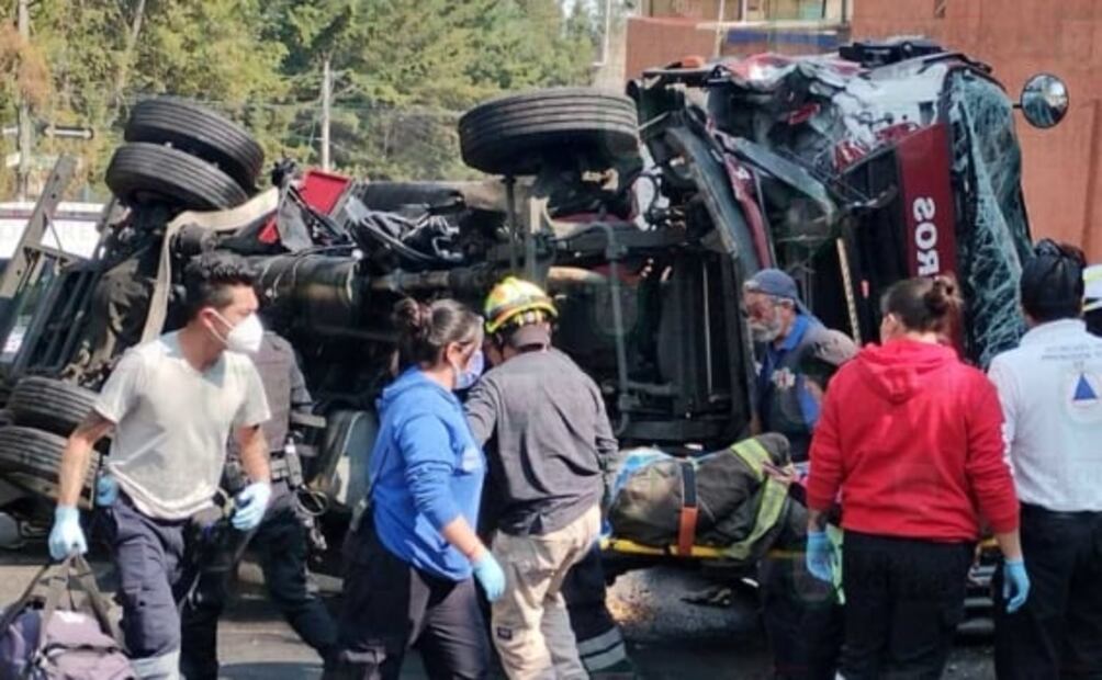 VIDEO: Volcadura de camión de bomberos deja tres lesionados en Magdalena Contreras