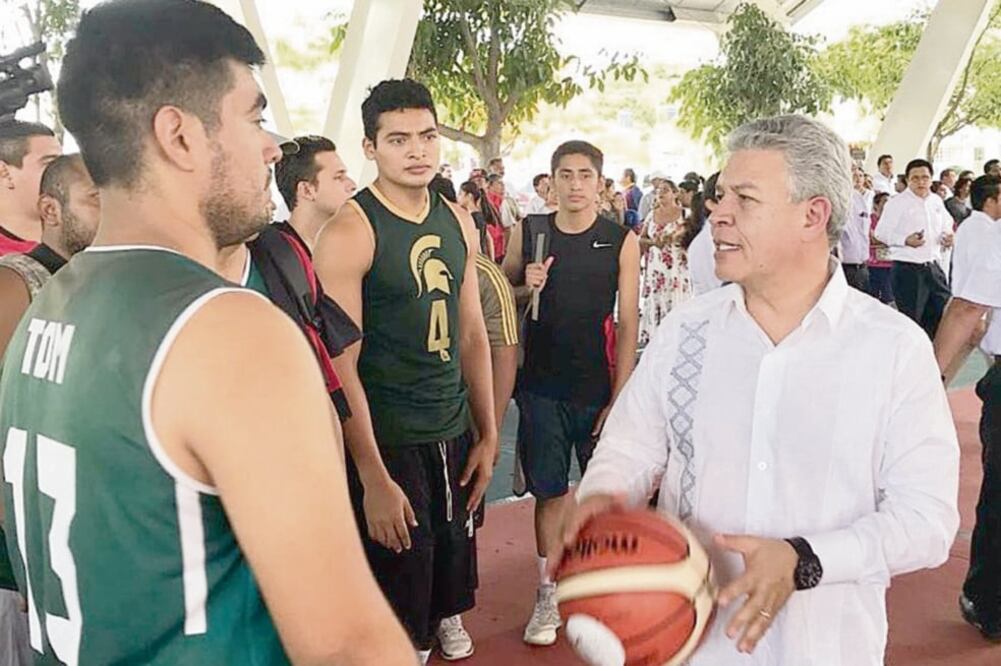 David Penchyna Grub, director general del Infonavit, entregó las instalaciones deportivas que prometió hace un año. (INFONAVIT)