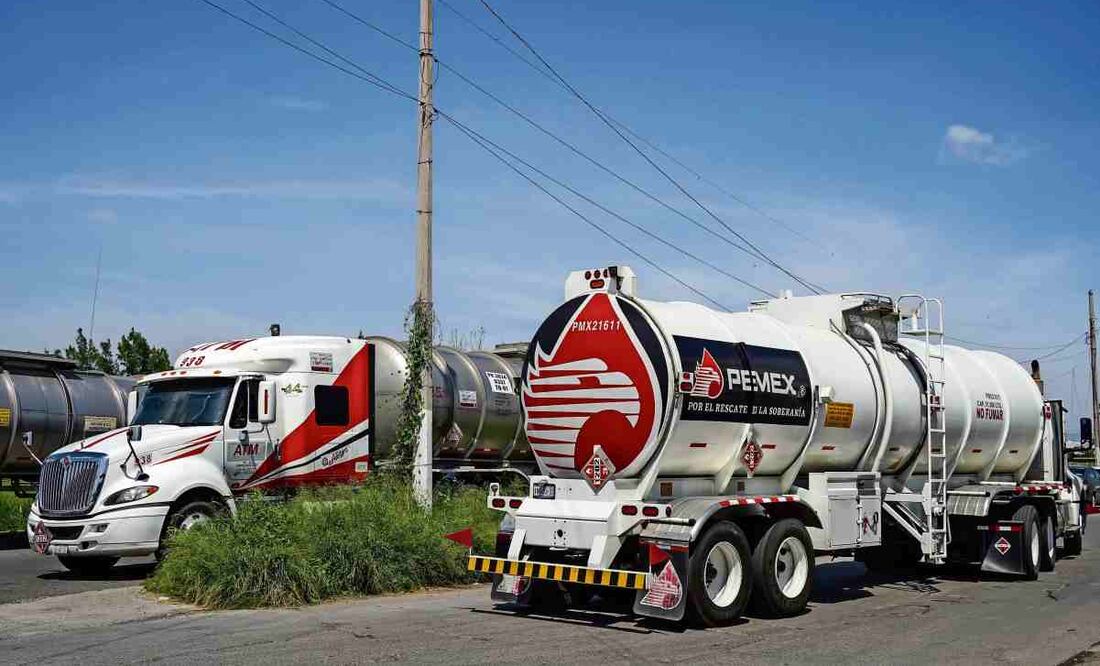 Camiones de gasolina esperan su ingreso al depósito y centro de distribución de Petróleos Mexicanos (Pemex) en la ciudad portuaria de Veracruz. Foto Victoria Razo / AP