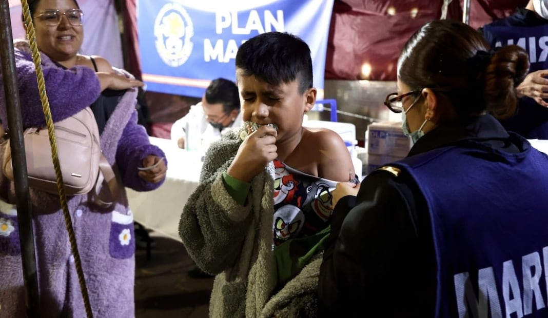 Vacunan contra el sarampión en Iztapalapa; instalan módulos nocturnos en central de abasto. Foto: Valente Rosas