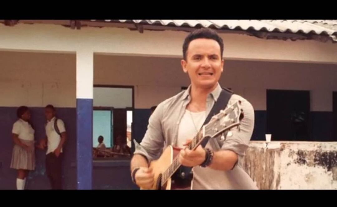 El cantautor ambienta su historia en una escuela, donde una pareja se enamora y se reencuentra cuando son audltos. FOTO: Captura.