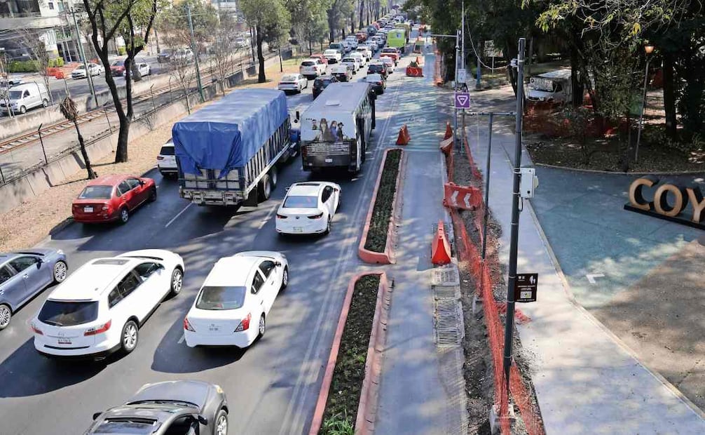 Algunos ciclistas consideran que la condición del asfalto del carril confinado no es segura para ellos. Foto: Fernanda Rojas / EL UNIVERSAL