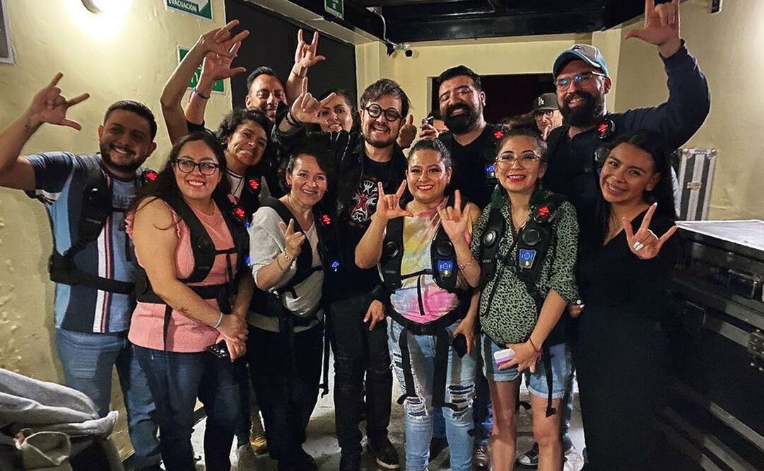 Participantes de "Proyecto Vibra" con el chaleco de sensores en concierto de Alex Syntek. Foto: Alas de las Artes