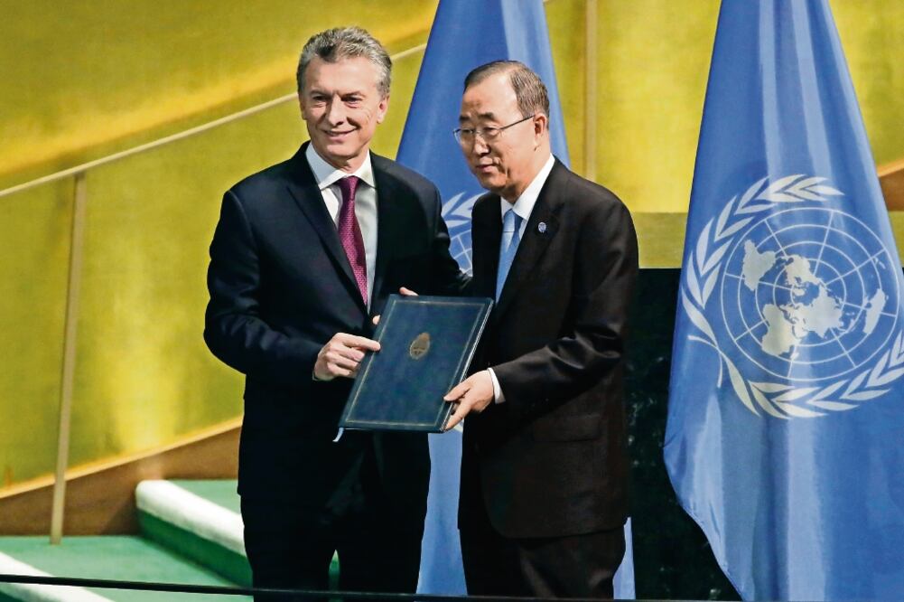 El presidente argentino Mauricio Macri, al presentar ayer al secretario gen e ra l de la ONU, Ban Ki-moon, el Acuerdo de París que ratificó su nación (RICHARD DREW. AP)