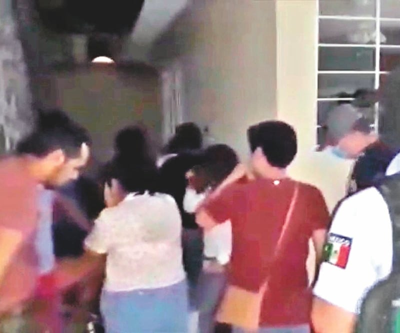 La mayoría de los asistentes en la fiesta eran jóvenes sin cubrebocas. Foto: TOMADA DE VIDEO