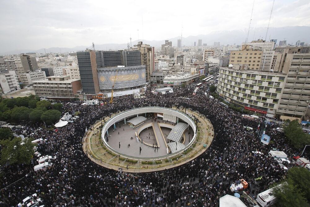 Iraníes se reúnen en la plaza Vali-Asr de Teheran, durante una ceremonia de duelo por el fallecido presidente iraní Ebrahim Raisi, el 20 de mayo de 2024. FOTO: EFE
