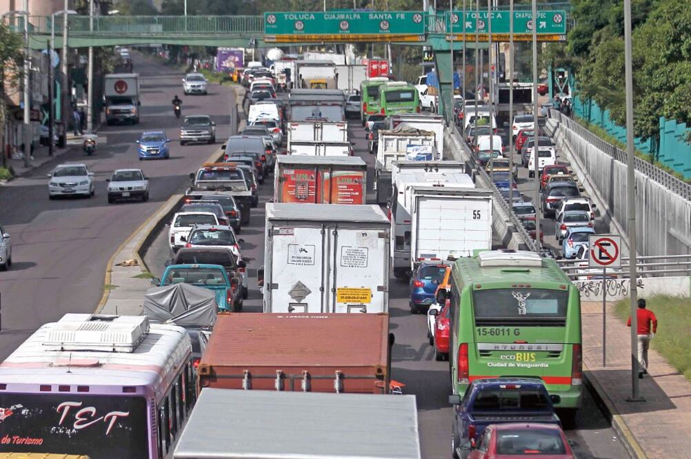 Dueños de los establecimientos pagan hasta mil 200 pesos por día en la renta de un auto o camioneta que sí pueda circular, para continuar con su trabajo (ARCHIVO EL UNIVERSAL)