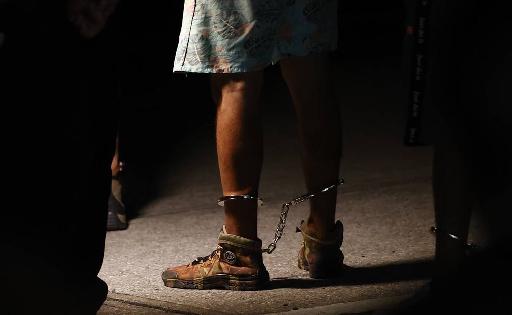 Fotografía de un migrante esposado luego de ser deportado de los Estados Unidos