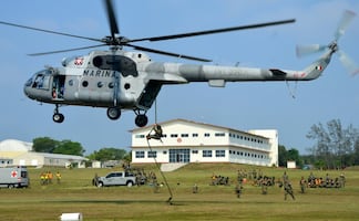 Marinos efectúan adiestramiento especializado en soga rápida en Veracruz; buscan fortalecer capacidad de respuesta del personal naval 