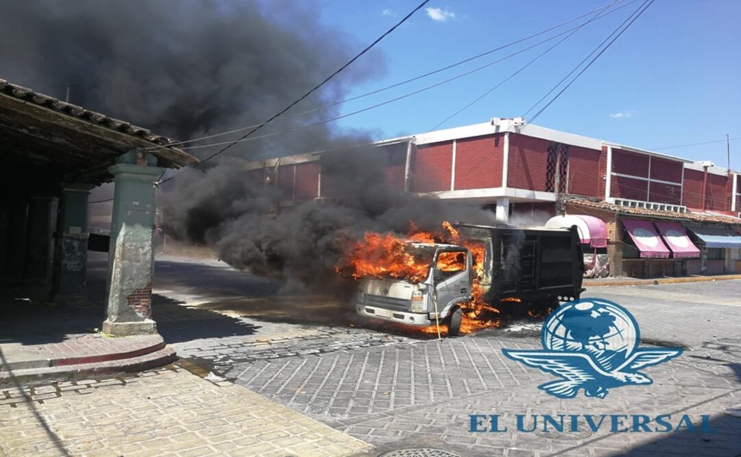 Los empleados se apoderaron de las instalaciones del palacio municipal para protestar y quemaron un camión. Foto: Roselia Chaca