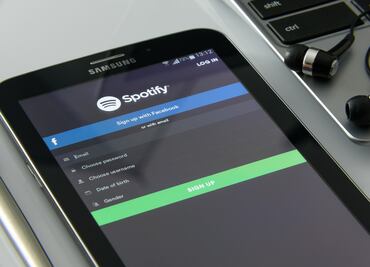 Spotify pierde 86 millones de euros en segundo trimestre; suscriptores "prémium" aumentan 12%