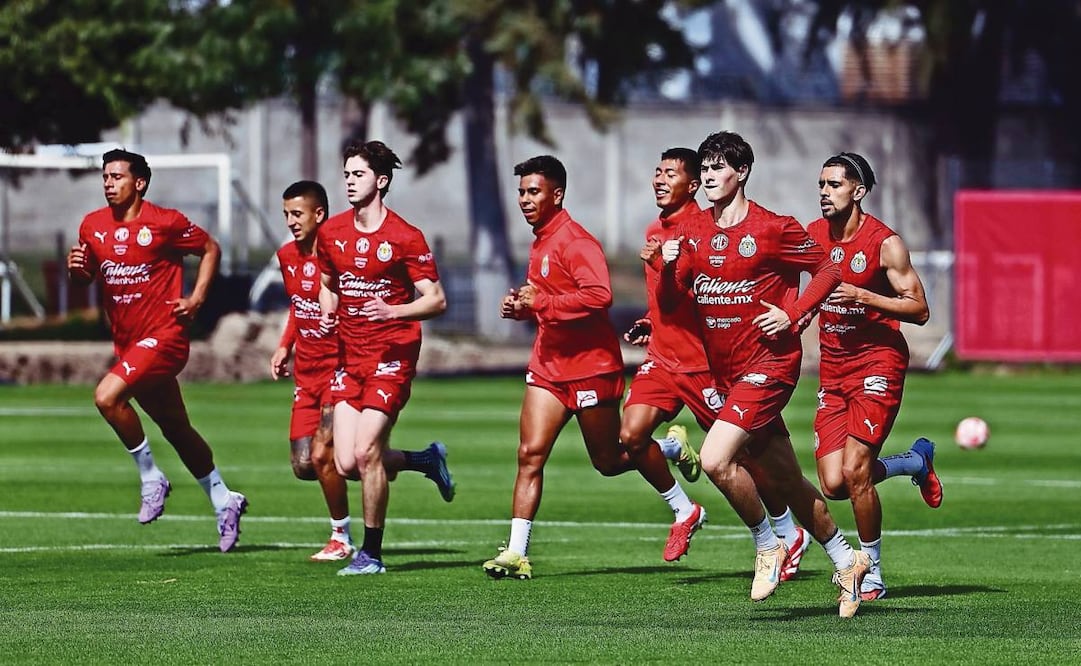 Los jugadores llevan paso perfecto. Foto: Club Guadalajara