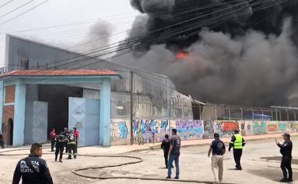 FOTOS Registran fuerte incendio de fábrica de pinturas en San Pedro Xalostoc, Ecatepec