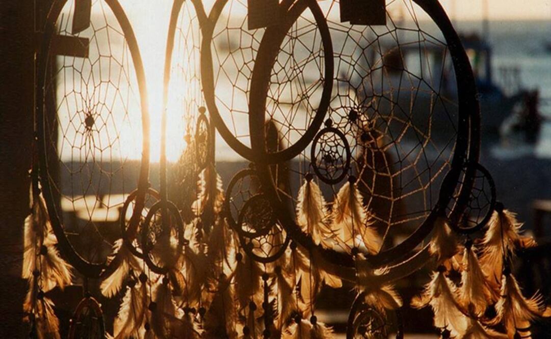 Dreamcatchers, hoops of willow and feathers typically made by American Indians in the Great Plains, are intended to protect sleepers from bad dreams - Photo: El Universal/Files 