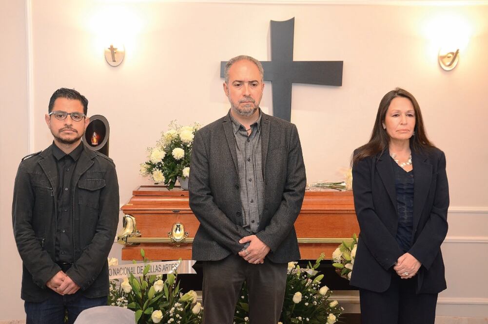Lidia Camacho, directora del INBA, y Mauricio Montiel, coordinador Nacional de Literatura del INBA, montaron guardia de honor (CORTESÍA INBA)