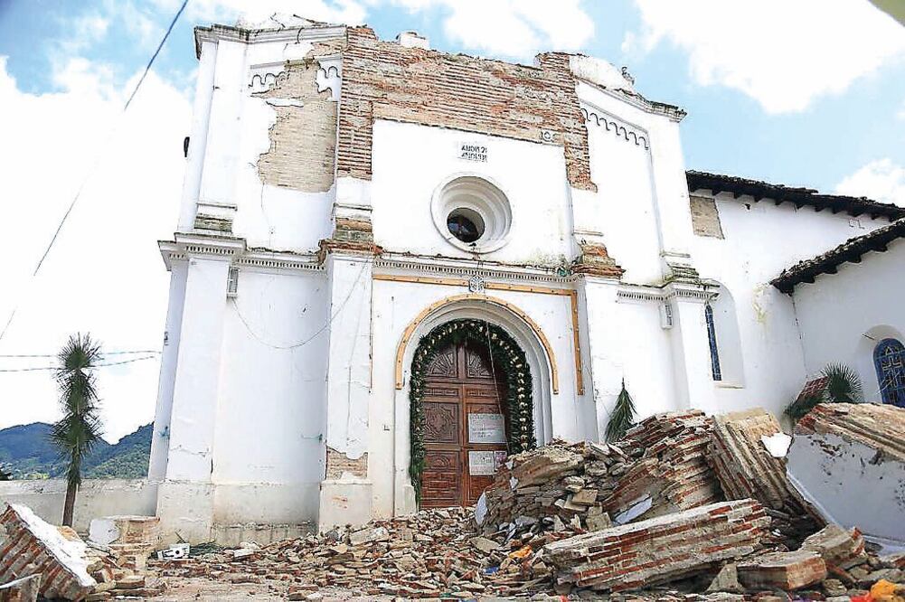 Fachada del templo en Zinacantán. (TOMADA DE TWITTER.)