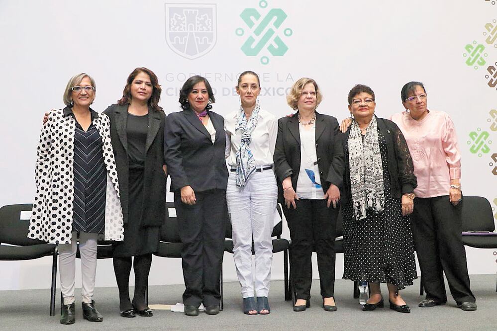 La jefa de Gobierno, Claudia Sheinbaum (centro), dijo que la estrategia de su gobierno contra los feminicidios es la prevención, y que la PGJ ya reconoce la violencia de género para tratar casos que antes se ignoraban como delito. ESPECIAL