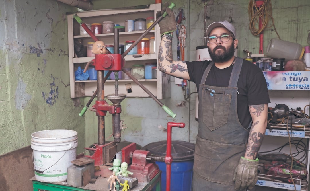 Gerardo Miranda es conocido como Megtoys84 en las redes sociales, donde se anuncia como diseñador y fabricante de juguetes de plástico. Foto: Carlos Mejía/ EL UNIVERSAL