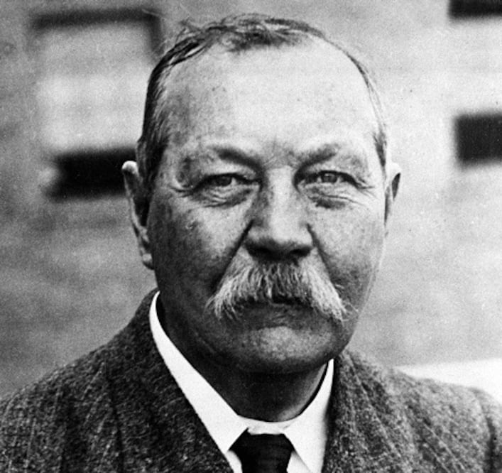 Fermín Revueltas y Arthur Conan Doyle, en un día como hoy