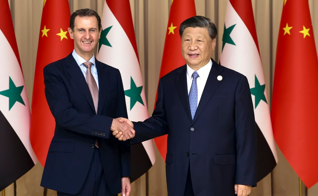 El presidente chino Xi Jinping, a la derecha, le da la mano al mandatario sirio Bashar al-Assad antes de su reunión bilateral en Hangzhou, China, el viernes 22 de septiembre de 2023. Foto: AP