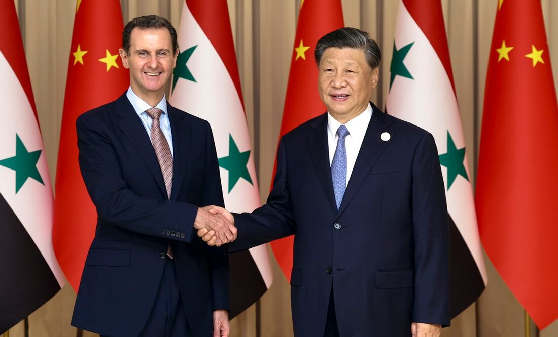 El presidente chino Xi Jinping, a la derecha, le da la mano al mandatario sirio Bashar al-Assad antes de su reunión bilateral en Hangzhou, China, el viernes 22 de septiembre de 2023. Foto: AP
