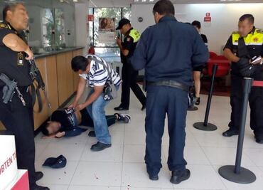 Entra a banco a robar y se topa con agente de la PGR